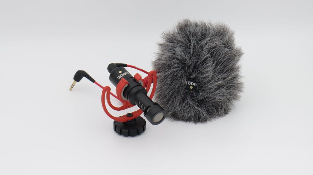 Microfon Rode VideoMic Go cu suport anti‑șoc și wind‑cover “deadcat”