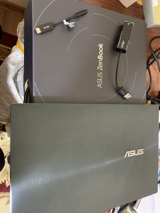 Asus Zenbook 14 OLED.