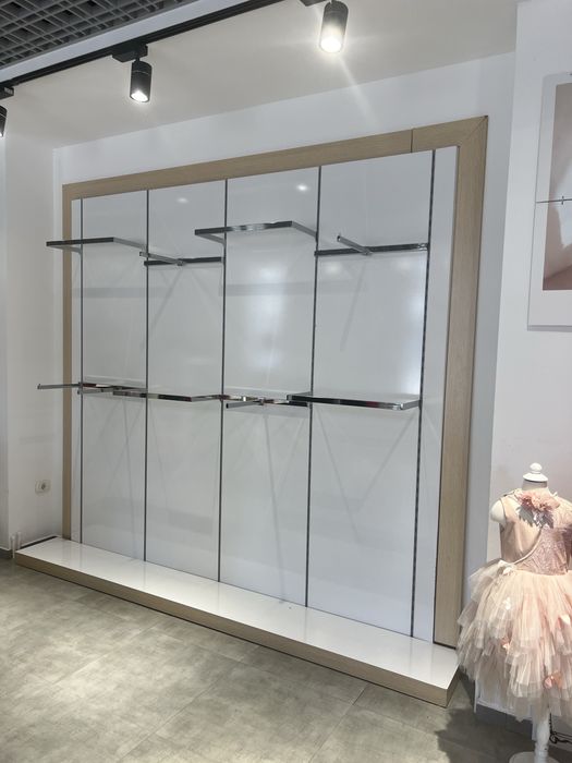 Rafturi magazin este disponibil pentru un magazin de 80 - 100 mp