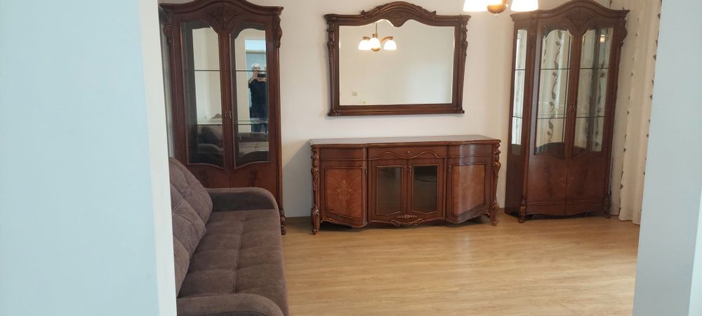 Inchiriez apartament cu trei camere.