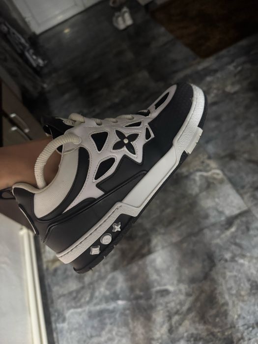 Vand adidasi louis vuitton