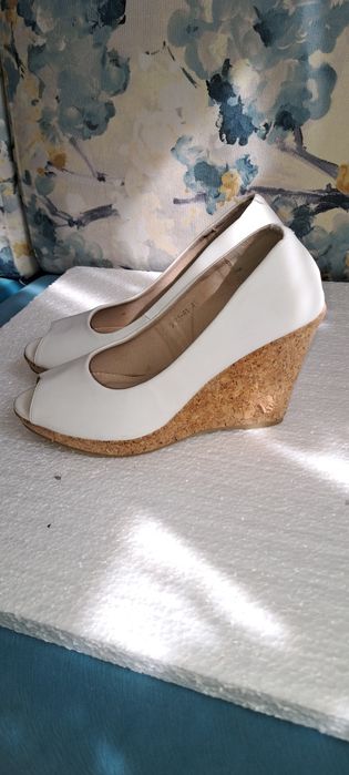 Tocuri   , pantofi dama . Mai multe detalii in privat