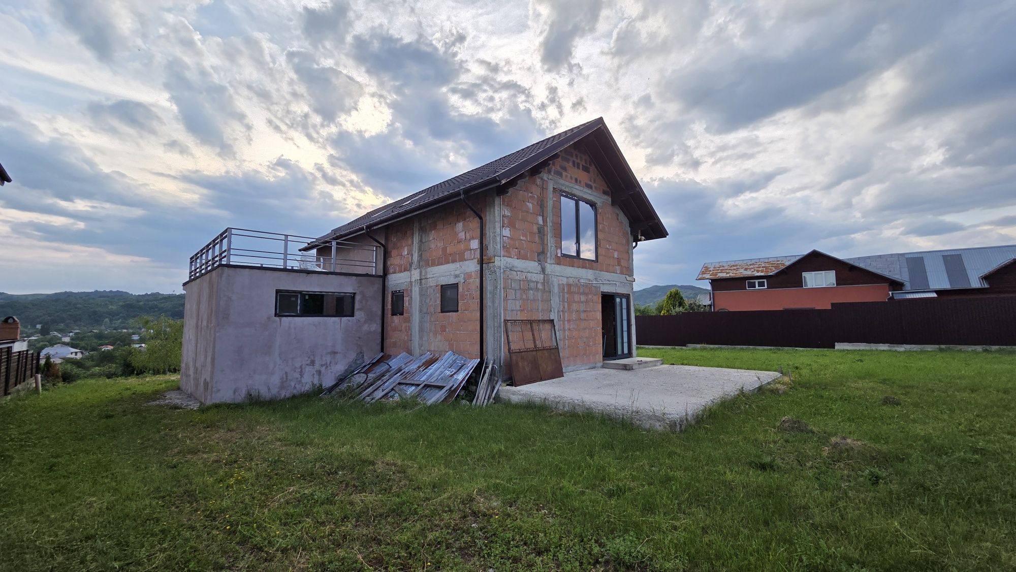 Casa de vânzare cu 2000m patrati livada