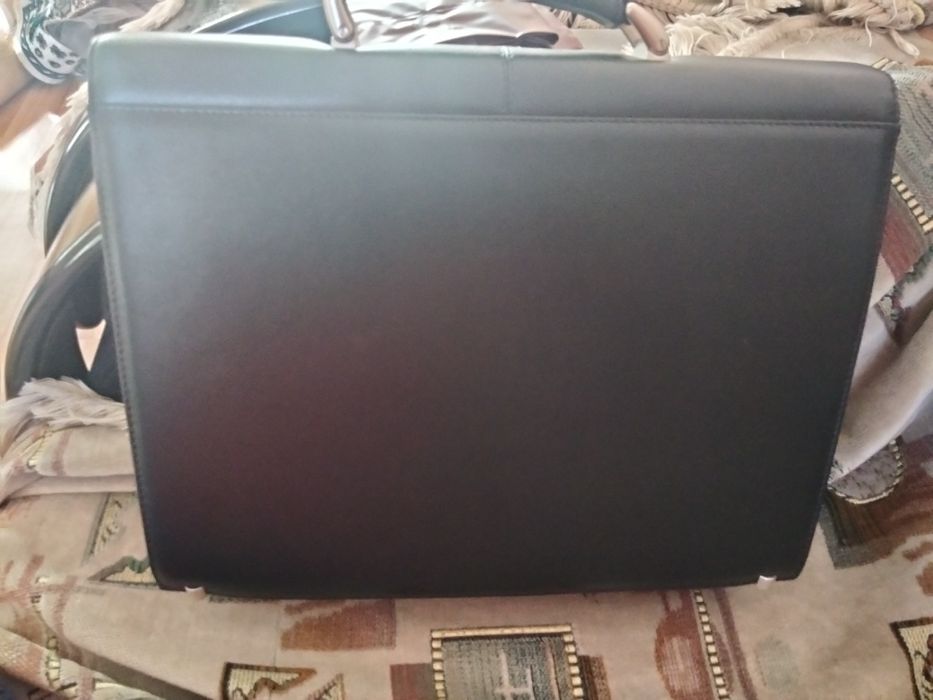 Продам кожаный портфель.