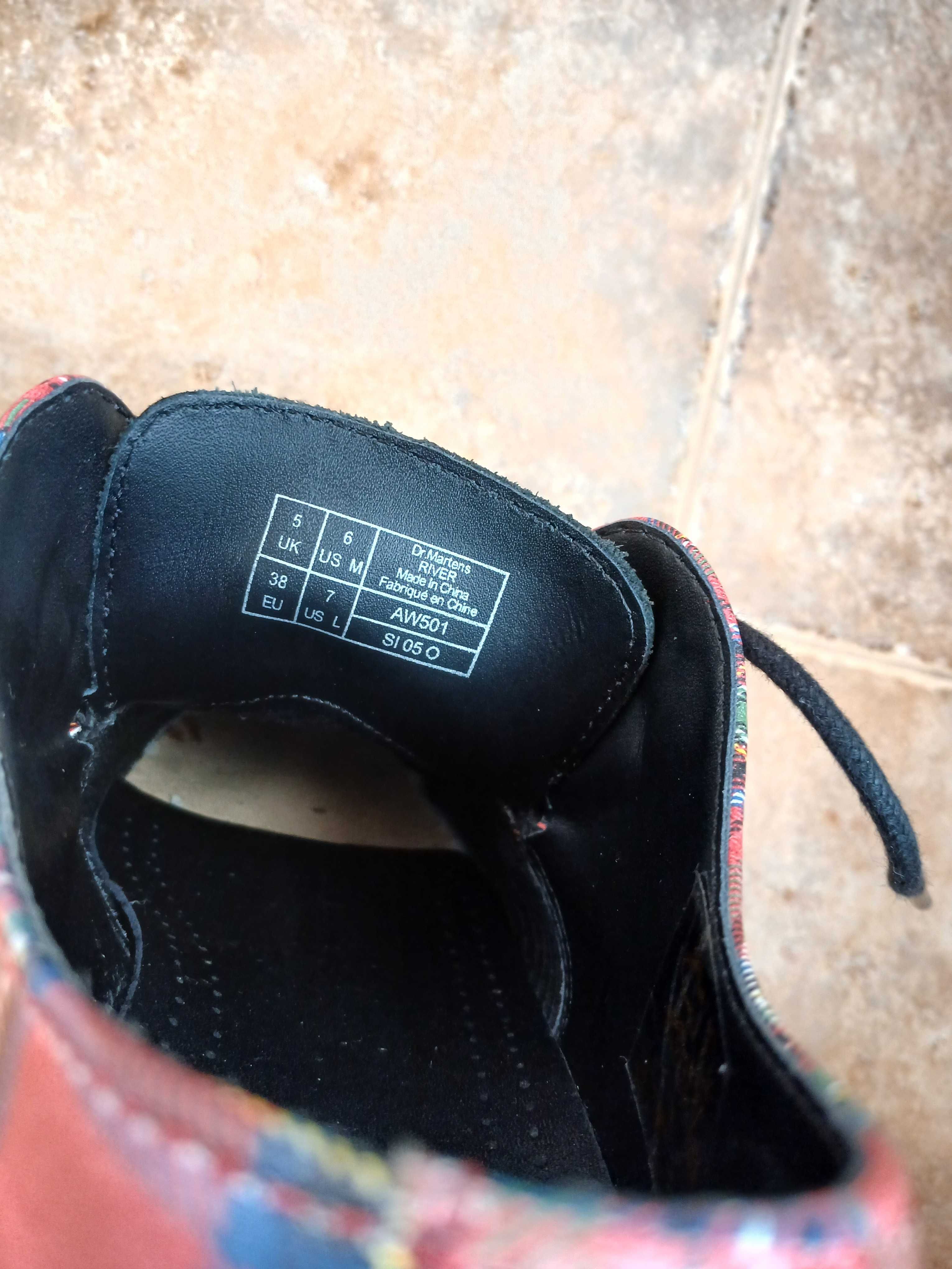 Обувки Dr. Martens River в черно/тартан