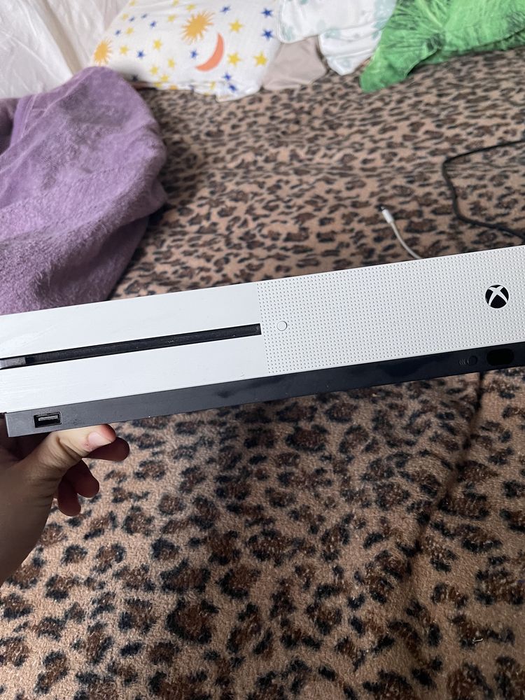 Vând xbox one s 500 gb stare buna 2 manete + jocuri