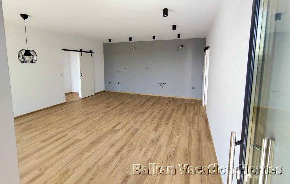 Нова, нискоенергийна къща на 4 км от Албена