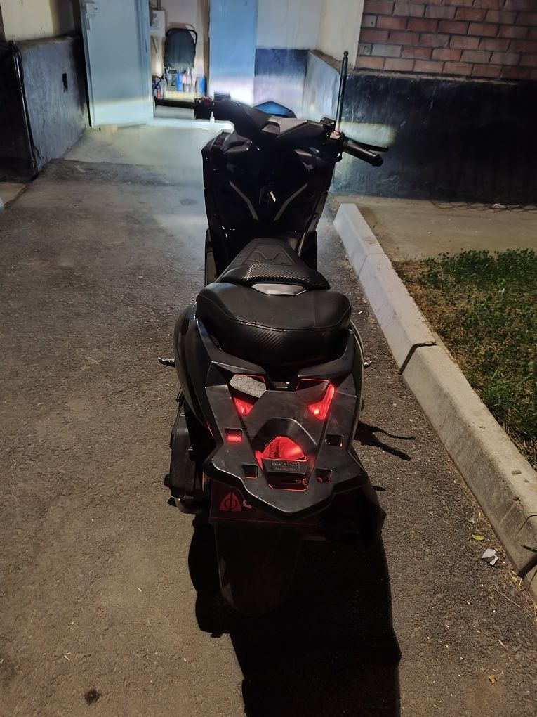 Skuter M max sotiladi ideal