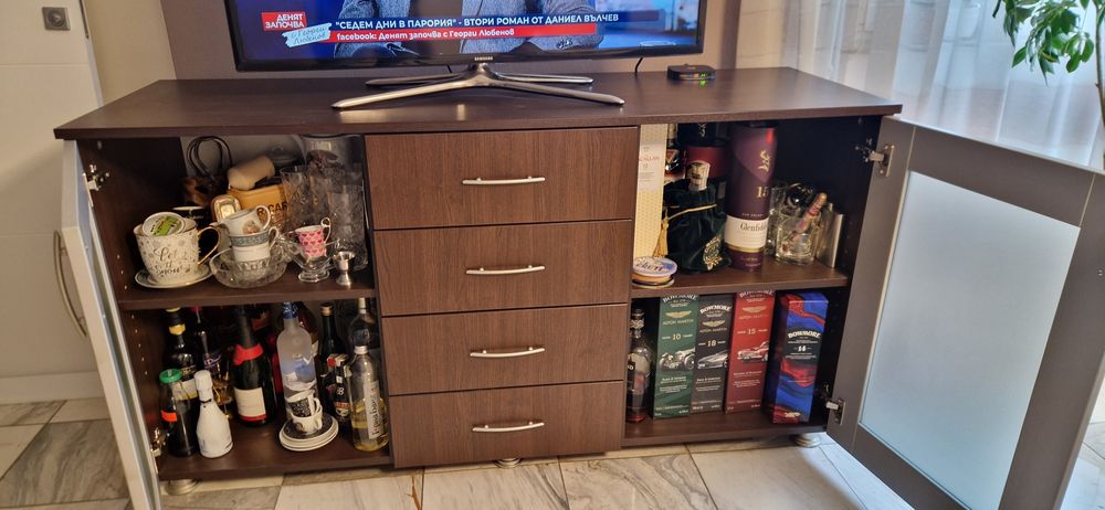 шкаф за дневна !