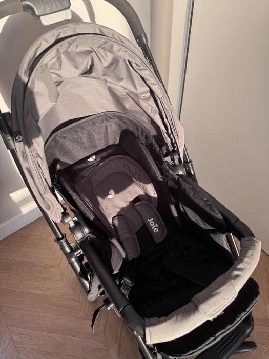 Продам серую коляску Joie Mirus, прогулочная.    С перекидной ручкой,
