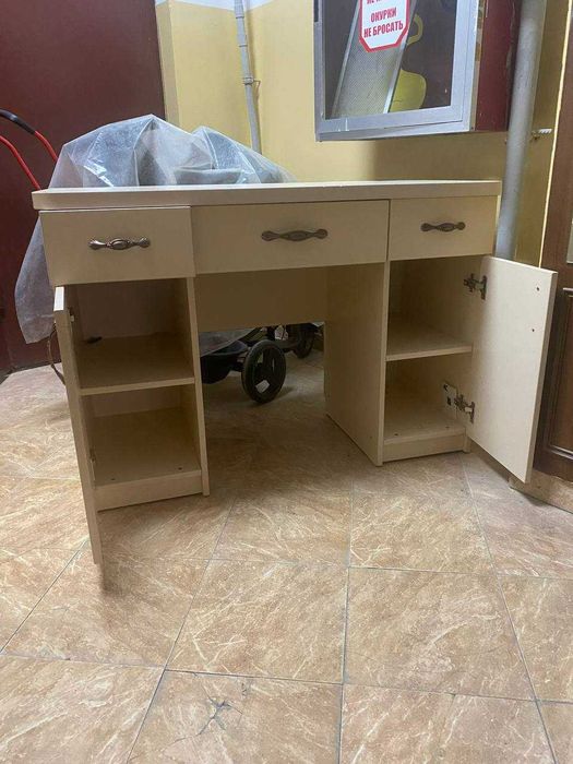 Продается стол в отличном состояний