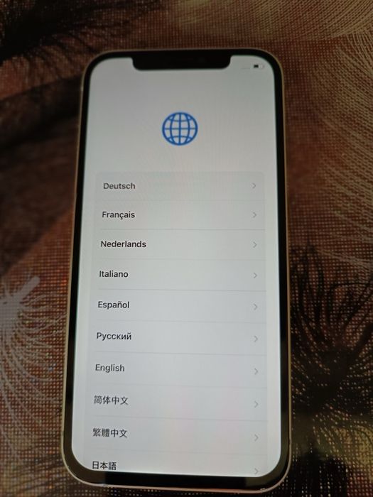 Iphone 12 + 7 кейса подарък