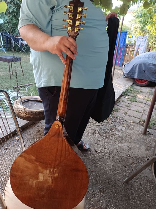 Vând două mandoline