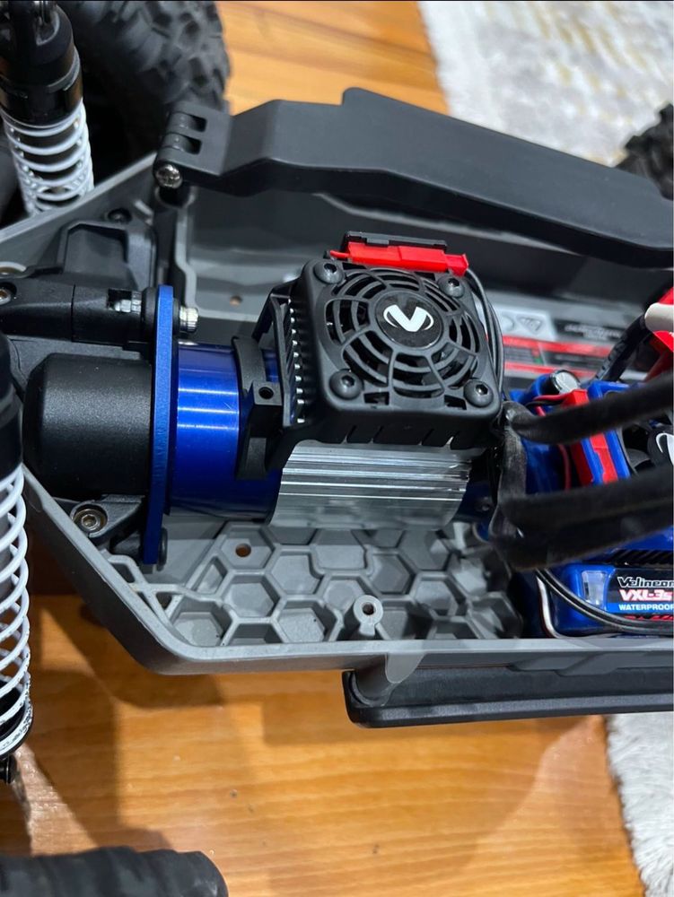 Traxxas Hoss 4x4 VXL
