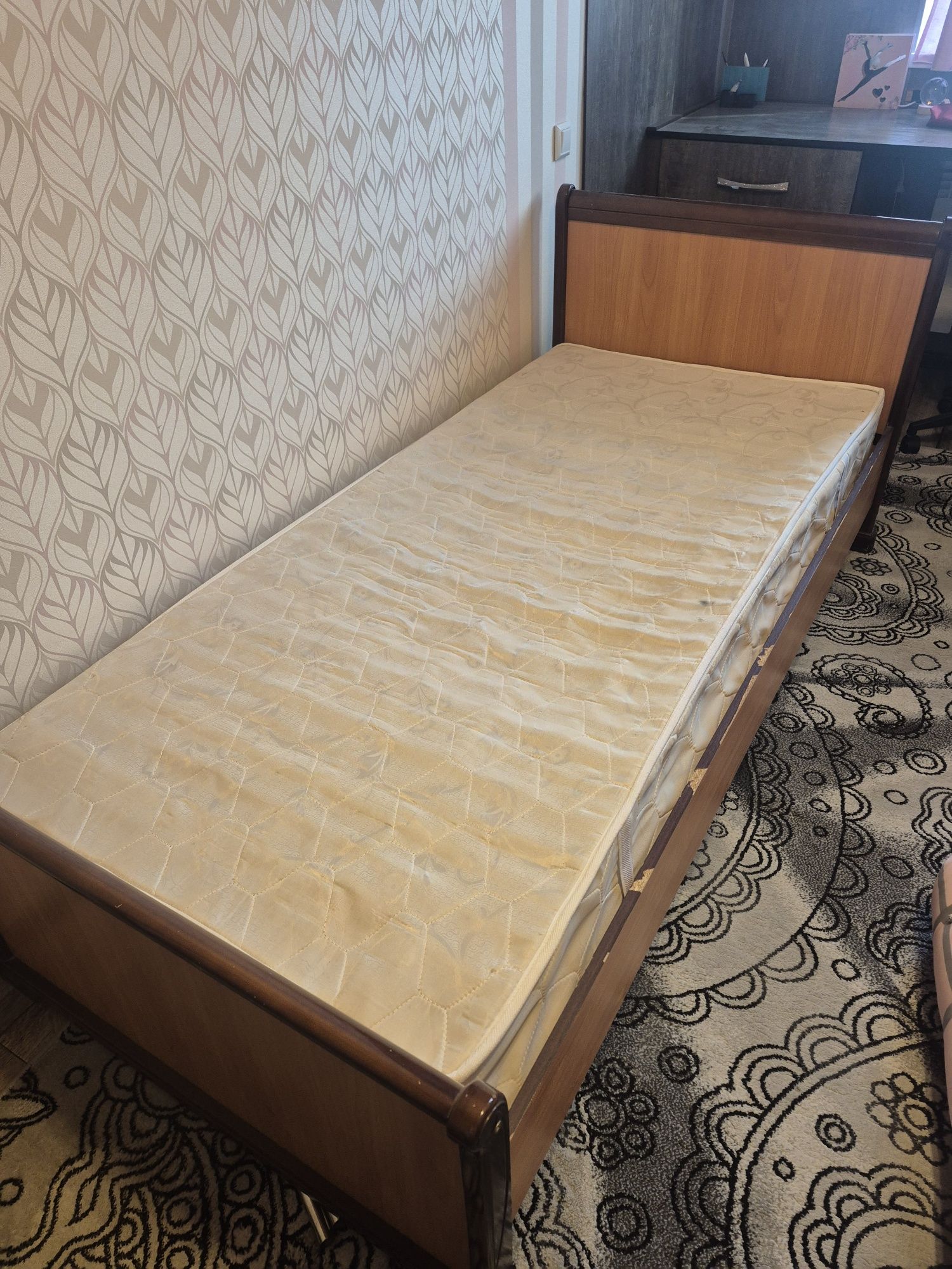 Кровать с матрасом