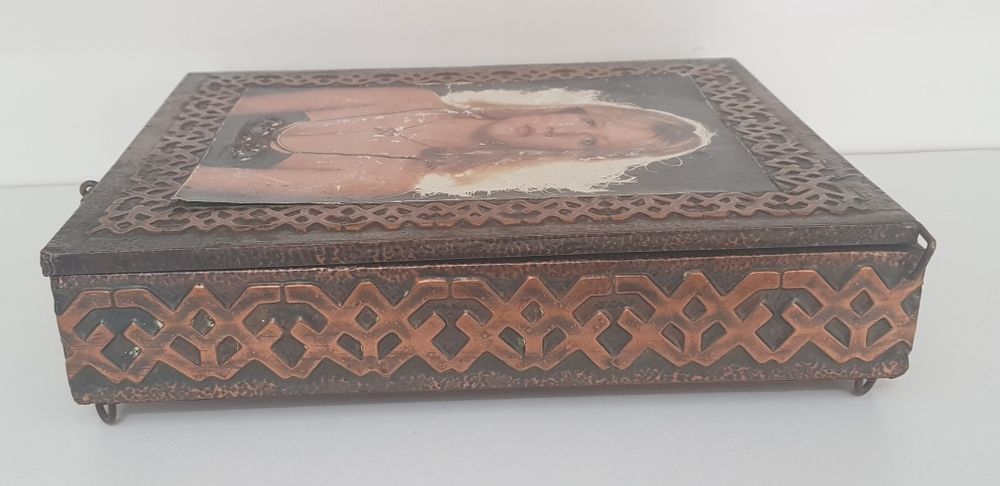 Стара кутия от дърво и обков от мед