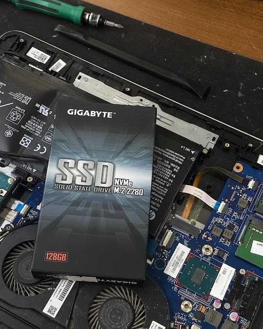 Установка SSD быстрого твердотельного накопителя на ноутбуке и ПК