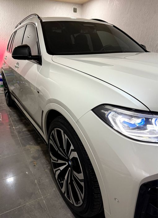 BMW X7 40i Белый