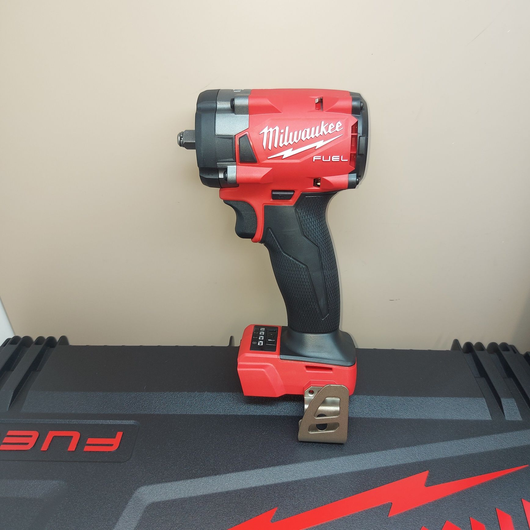 Акумулаторен ударен гайковерт Milwaukee M18 FIW2F38-0X