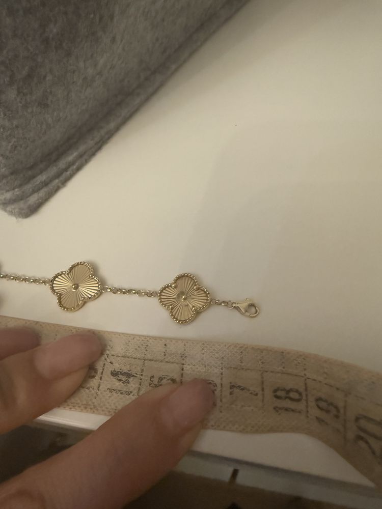 Дамска златна гривна модел на V a n cleef с детелини 14 к