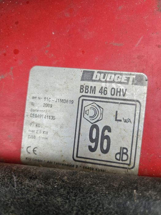 Vând mașina de tuns pe benzina