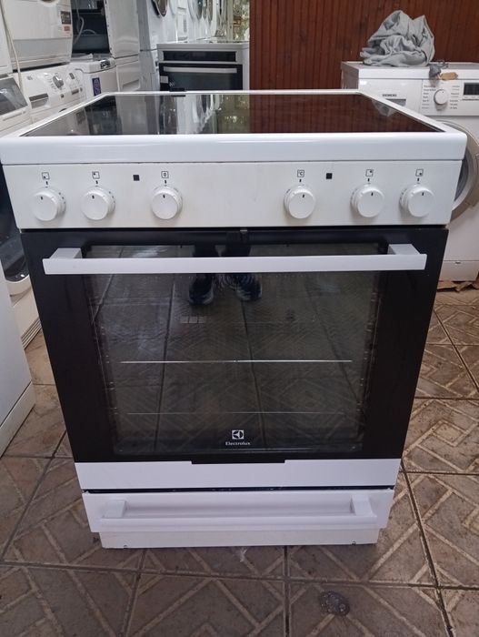 Свободно стояща печка с керамичен плот Elektrolux с 2 години гаранция!