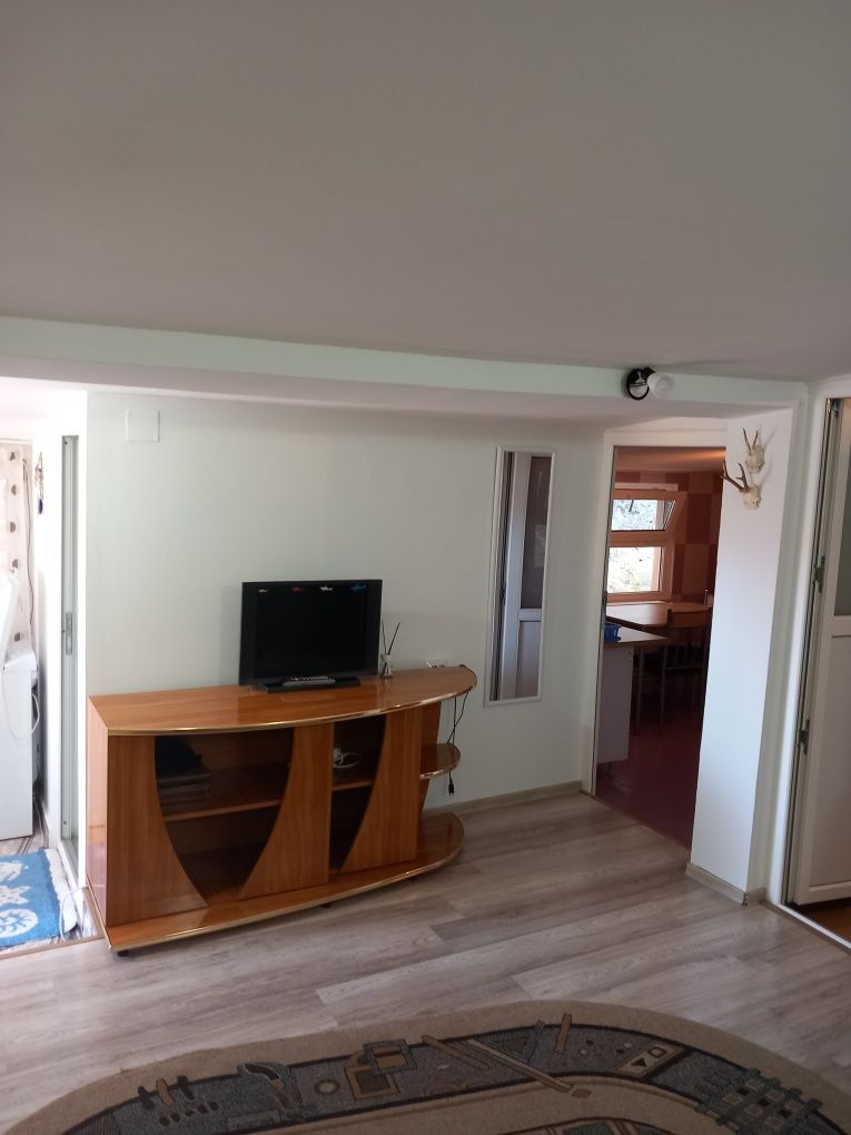 Apartament la curte de închiriat