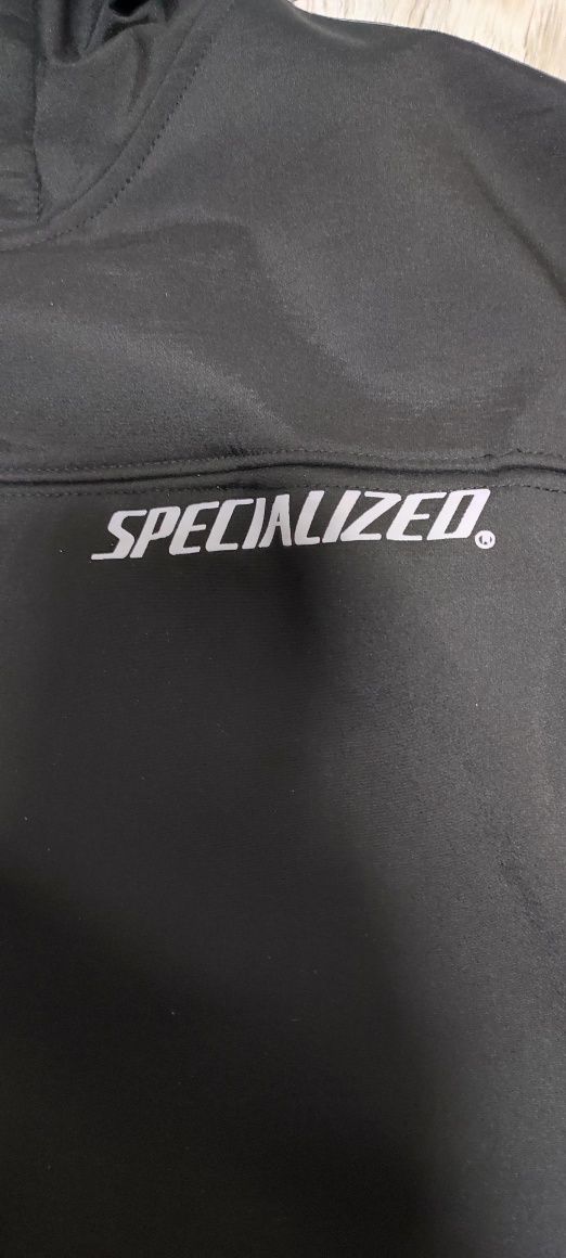 Vând geacă Specialized