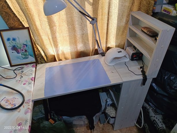 Маникюрный стол с вытяжкой и лампой