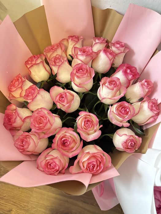 25 метровых роз, свежие! Бутоны еще не раскрылись, пахнут во весь дом!