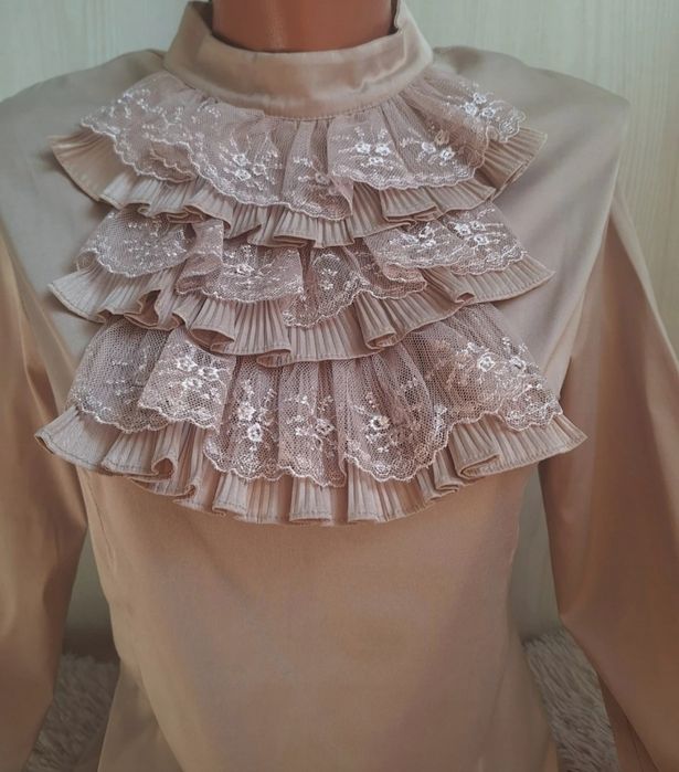 Bluză elegantă cu volane și dantelă