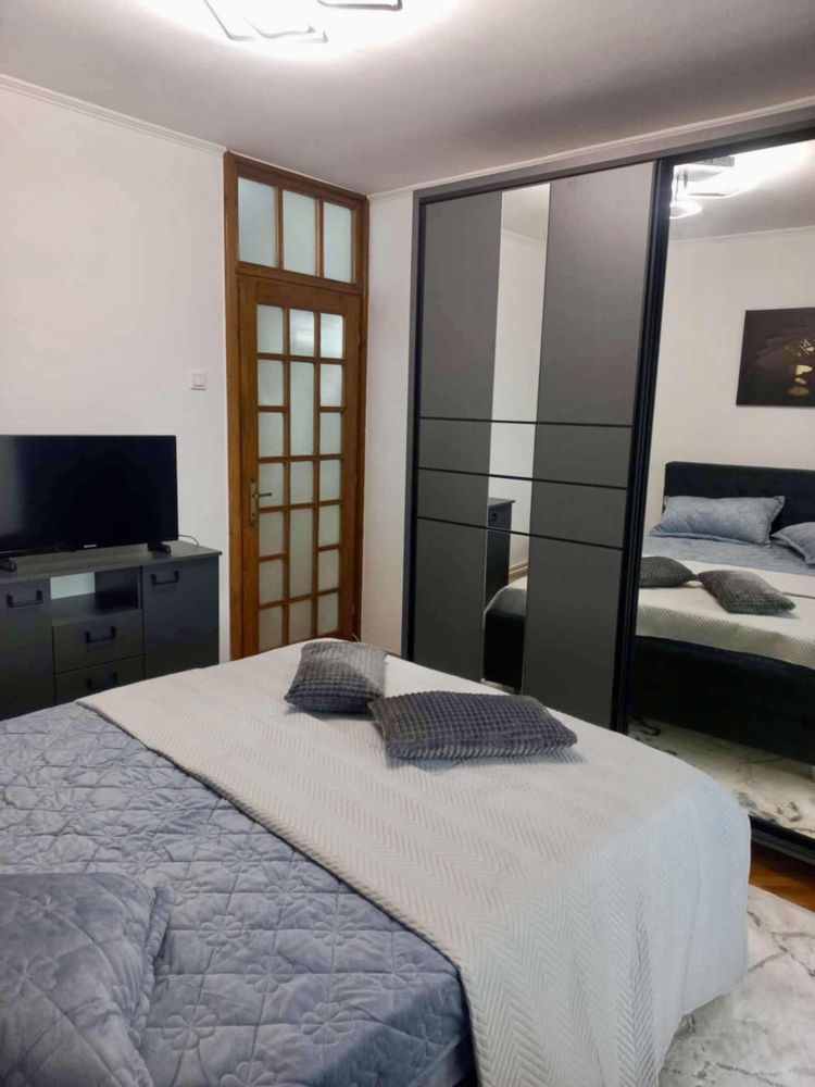 Închiriez apartament cu 3 camere