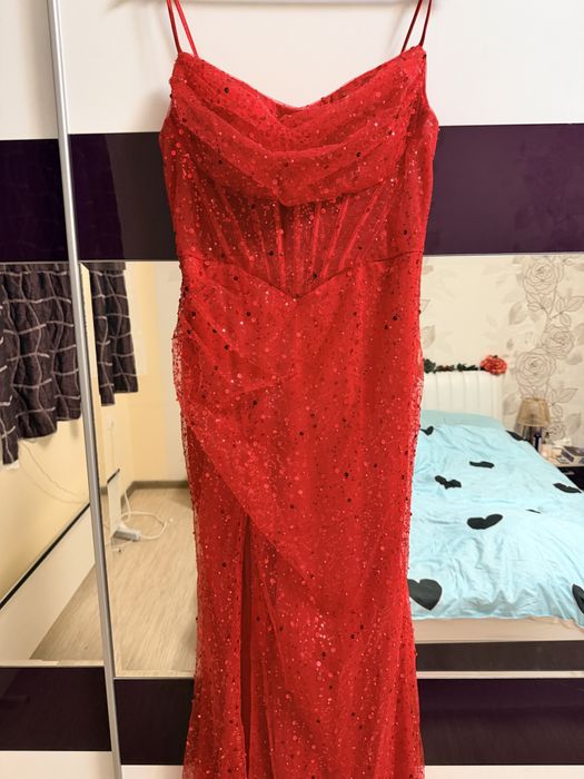 Чeрвена официална рокля