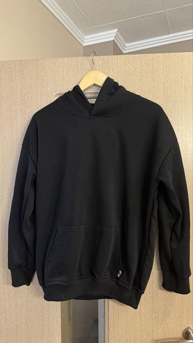 Черно hoodie
