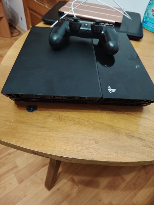PS 4 in stare impecabila dețin și o consola la el