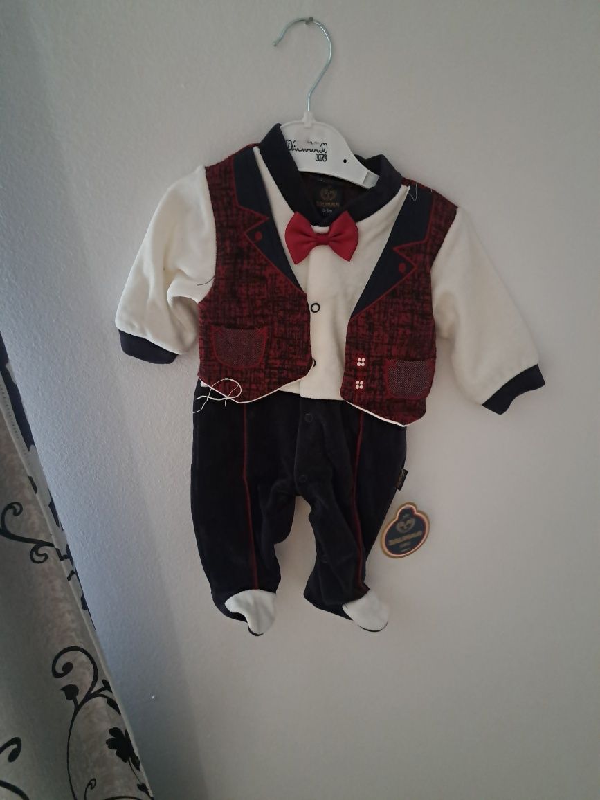 Vând costumas baieti
