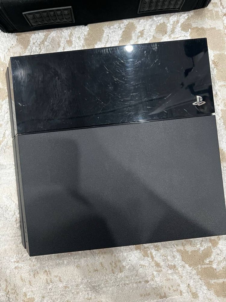 Продается playstation 4 со всеми аксессуарами + 1 игра на выбор