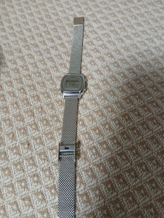 Ceas Casio cronograf cu bratara cu aspect de plasa, Argintiu