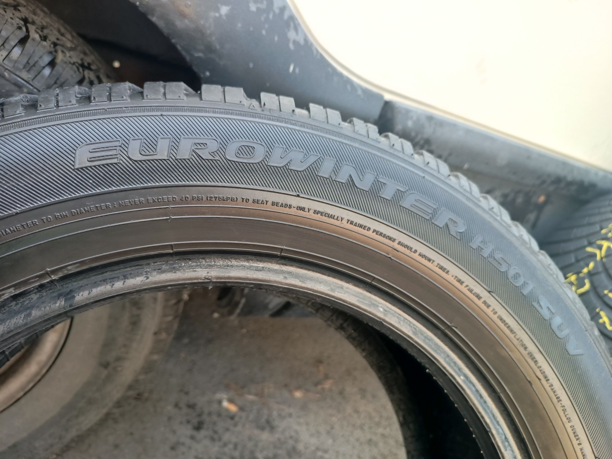 225/60/17 Falken