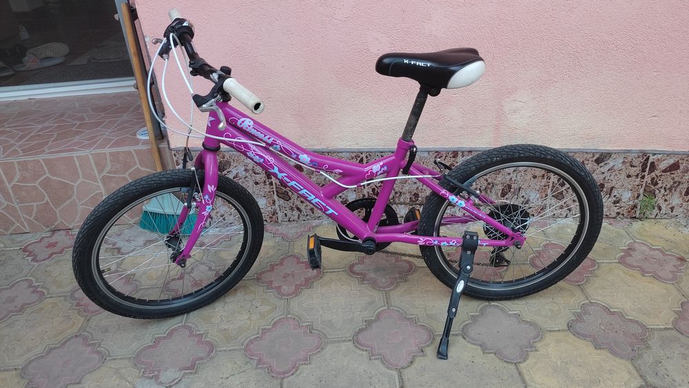 Bicicleta roz pentru fetițe 7-9 ani