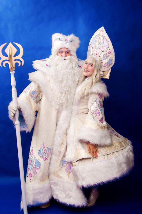 Дедушка Мороз и Снегурочка на казахском и русском языке