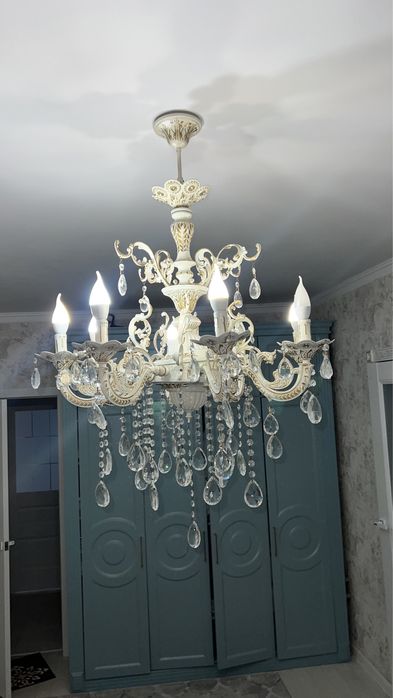 Люстра белый красивый