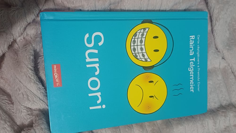 Carte: surori Raina Telgemeier