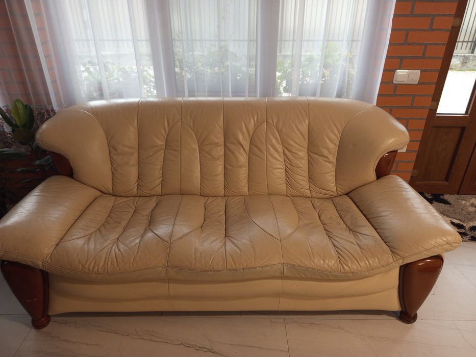 Vând canapea și fotolii