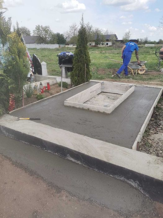 Monumente funerare