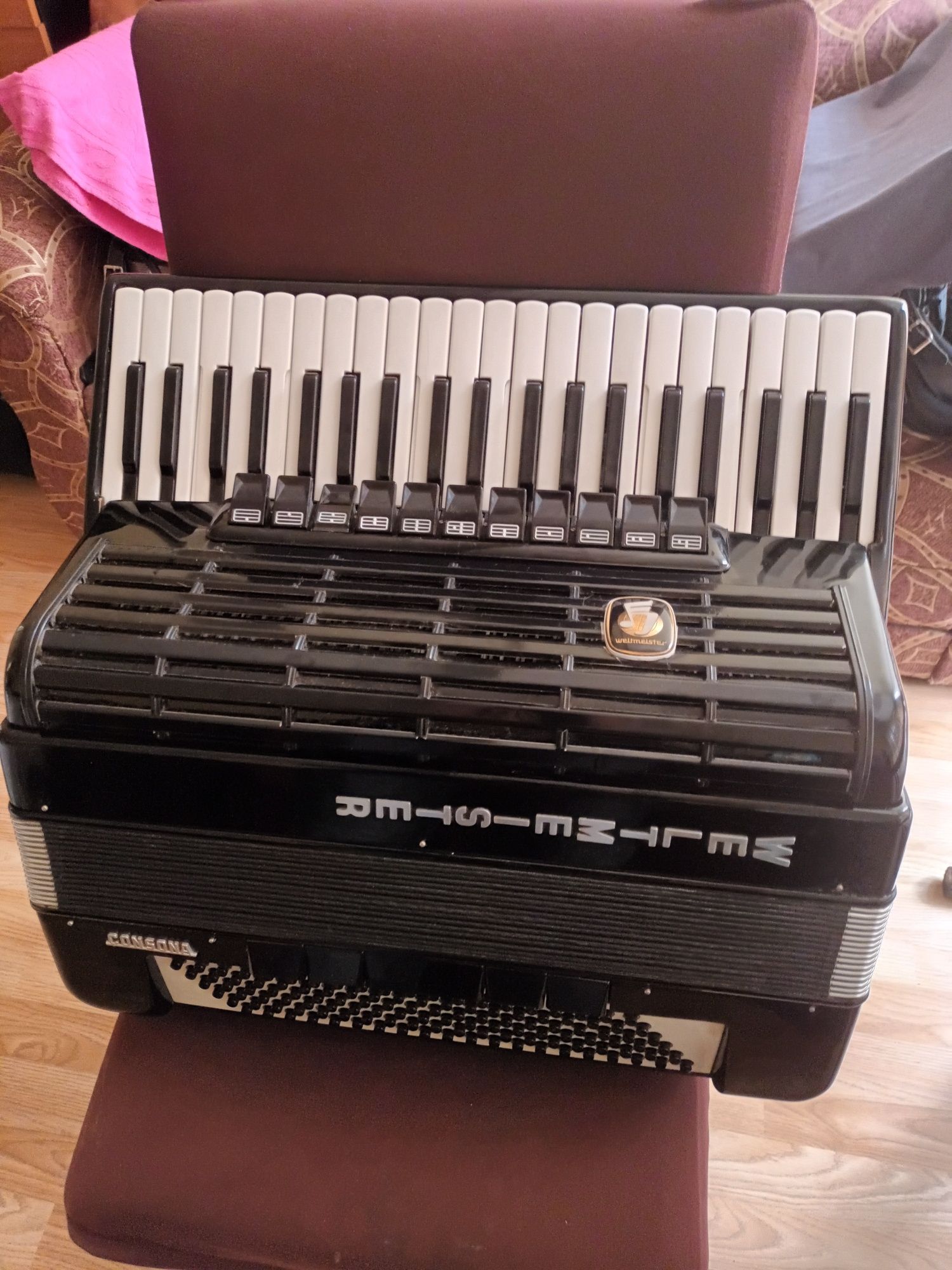 Vând acordeon Weltmeister Consona 120 basi