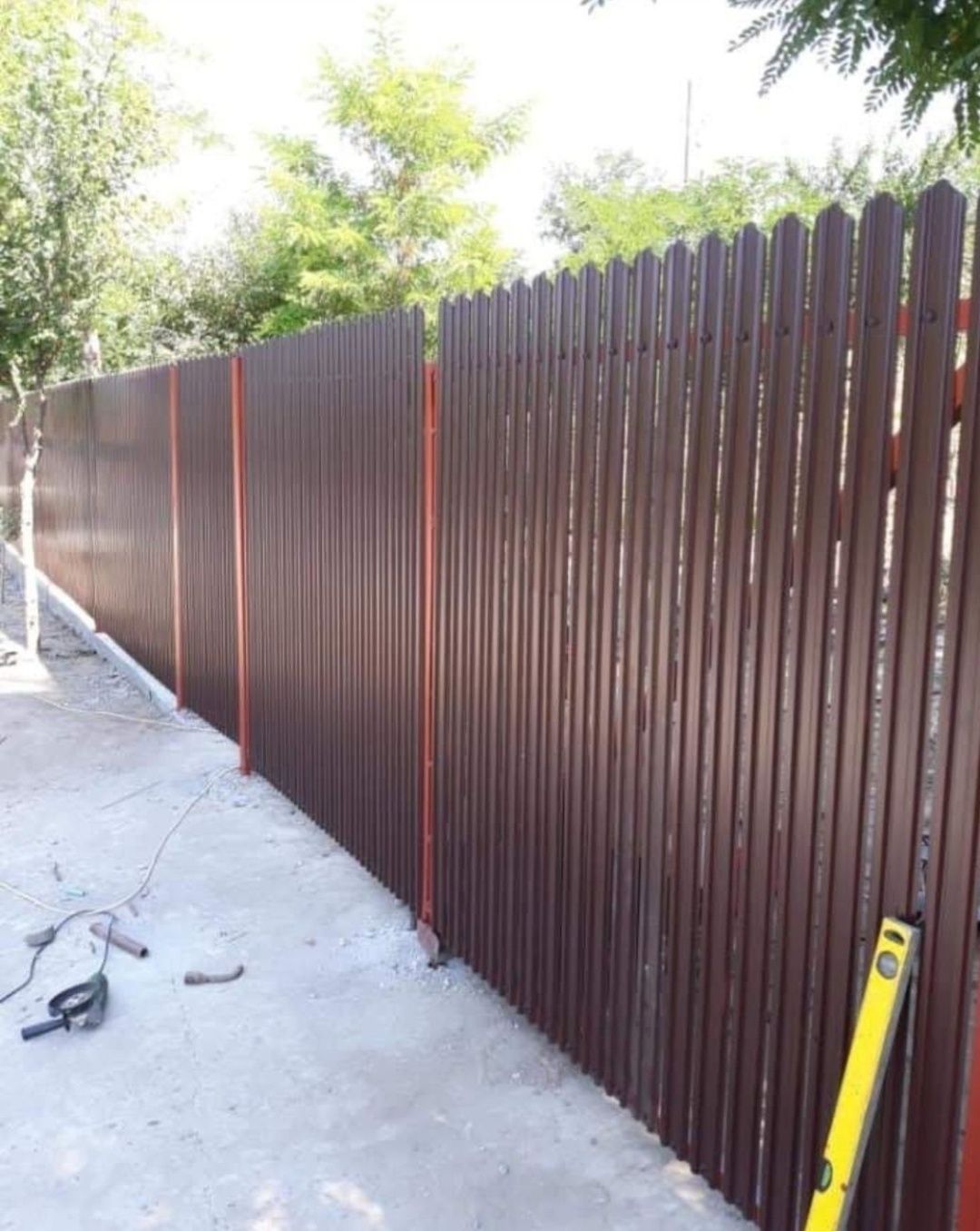 Construim la comanda dvs. garduri si porti din:
- panouri stil jaluzea