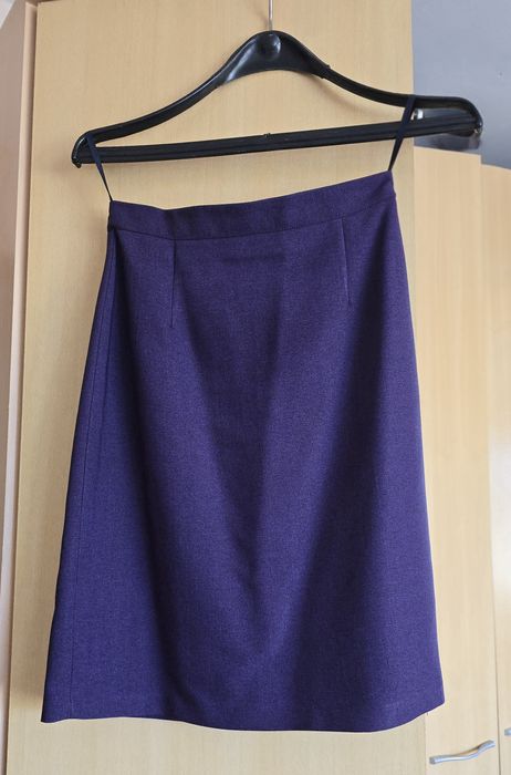 Лилав официален костюм - вталено сако и пола, размер С