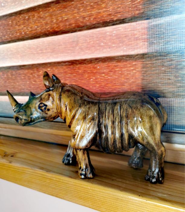 Фигура дървена дърворезба носорог скулптура от дърво ръчнно издялана