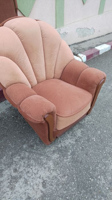 Vând canapeaua noua